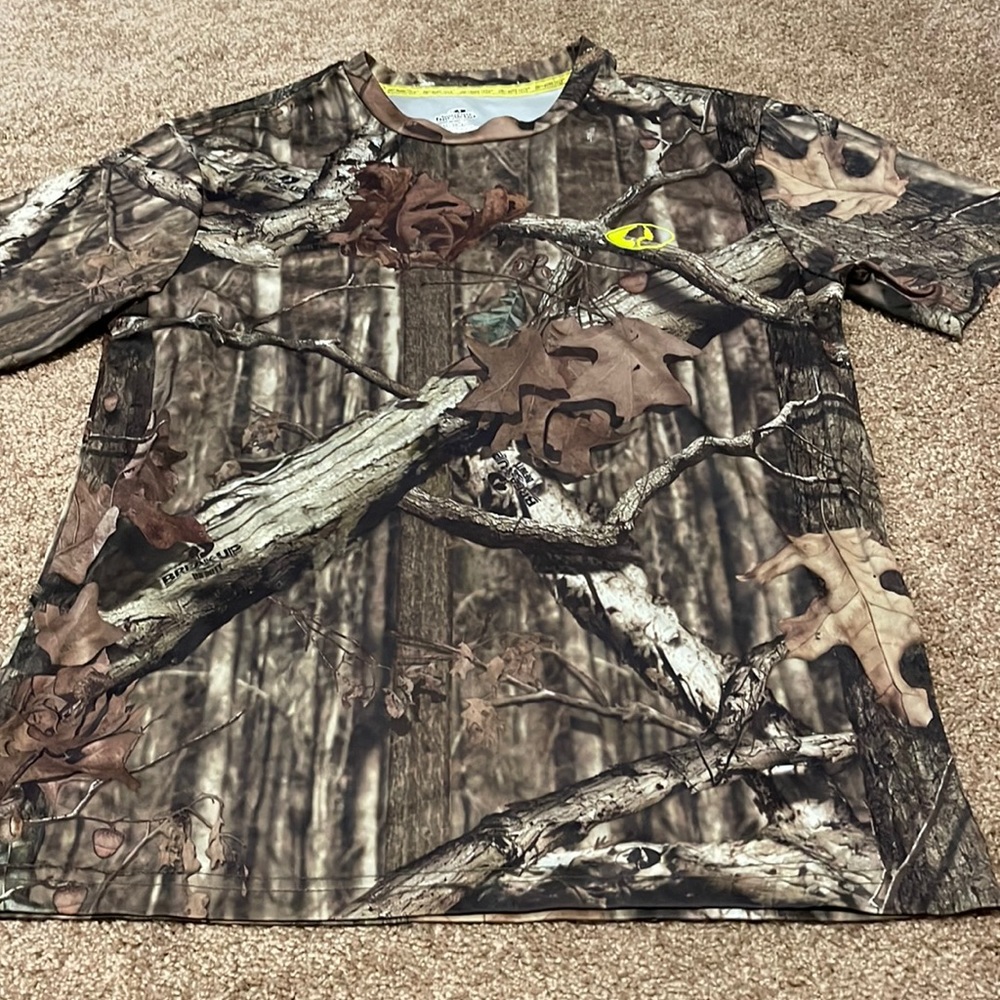 Missy Oak Break-Up infinity men’s short sleeve shirt size M.  100% polyester